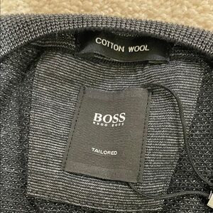 Men’s Hugo Boss XL Brand New T-shirt.  
Cotton / wool blend.